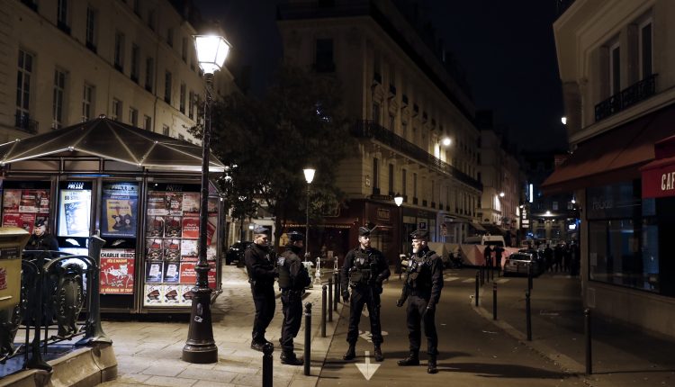 La Policía francesa vigila la zona donde ha tenido lugar el ataque con arma blanca en París.