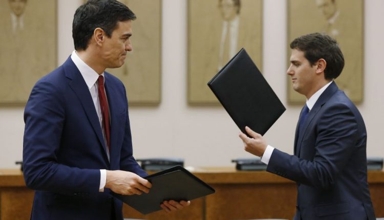 El secretario general del PSOE, Pedro Sánchez, y el líder de Ciudadanos, Albert Rivera, en una foto de archivo.