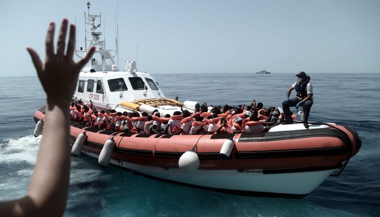 Varios de los 629 inmigrantes rescatados a bordo del barco "Aquarius" en el Méditerráneo este martes.