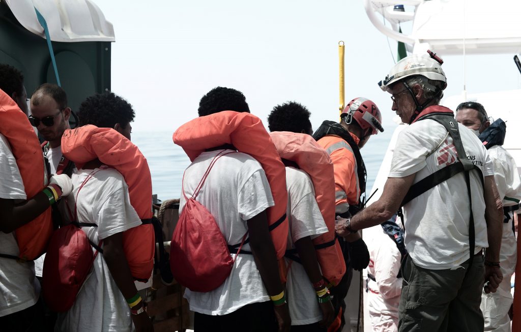 Varios de los 629 inmigrantes rescatados a bordo del barco "Aquarius" en el Méditerráneo este marrtes.