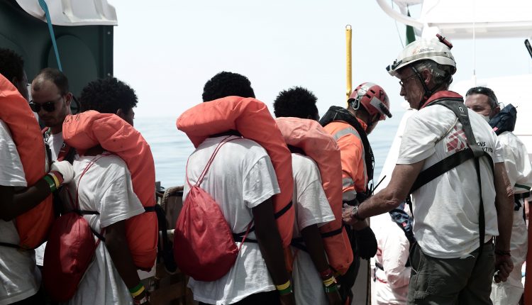 Varios de los 629 inmigrantes rescatados a bordo del barco "Aquarius" en el Méditerráneo este marrtes.