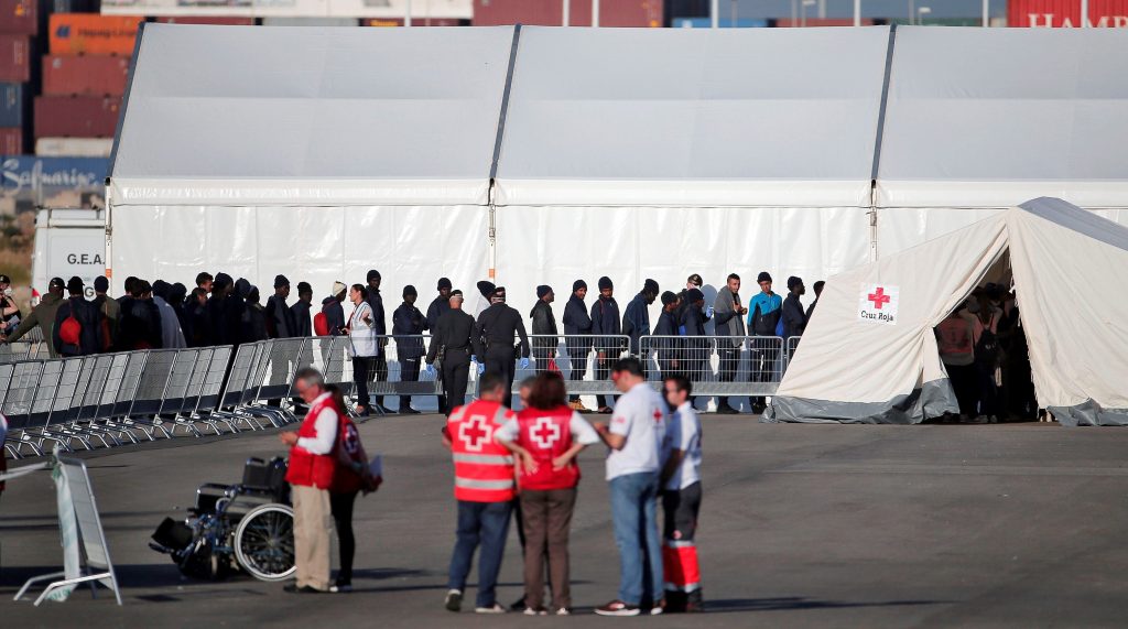 Un dispositivo de emergencia de 2.320 personas espera en el puerto de Valencia la llegada escalonada, a partir de las seis de la mañana de este domingo, de los tres barcos con los 630 inmigrantes rescatados frente a las costas libias por el Aquarius.