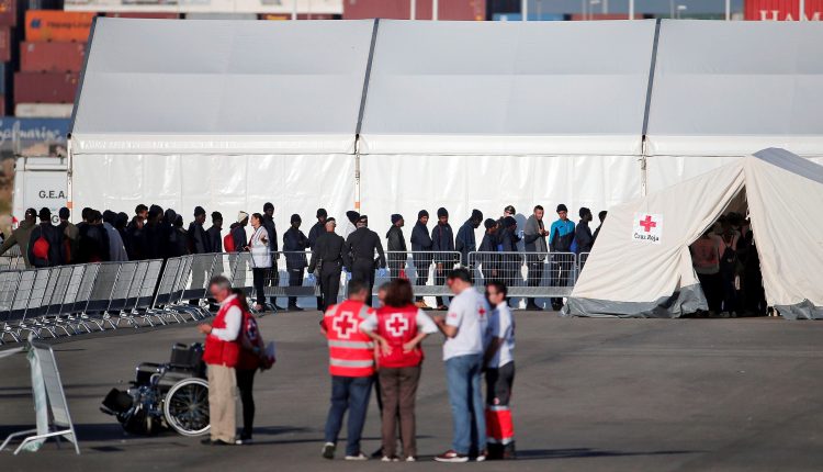 Un dispositivo de emergencia de 2.320 personas espera en el puerto de Valencia la llegada escalonada, a partir de las seis de la mañana de este domingo, de los tres barcos con los 630 inmigrantes rescatados frente a las costas libias por el Aquarius.