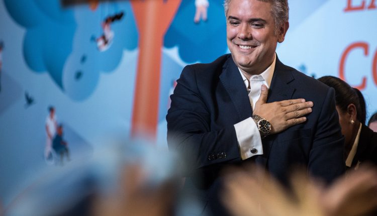 El presidente electo de Colombia, el uribista Iván Duque, se dirige a sus seguidores este domingo en su sede de campaña en Bogotá (Colombia).