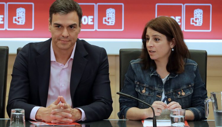 El presidente del Gobierno, Pedro Sánchez, acompañado de la vicesecretaria general del PSOE y portavoz en el Congreso, Adriana Lastra, durante la reunión de la Comisión Permanente de la Ejecutiva del partido,