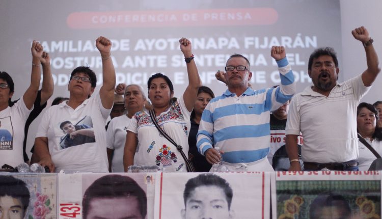 Familiares de los 43 estudiantes desaparecidos de Ayotzinapa la semana pasada en una rueda de prensa por la sentencia del poder judicial y el informe de la Comisión Interamericana de Derechos Humanos (CIDH).