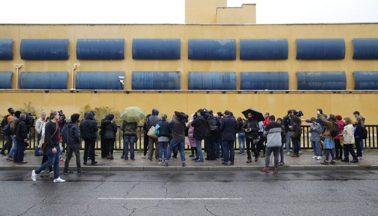 Decenas de periodistas a las puertas del (CIE) de Aluche, en Madrid.