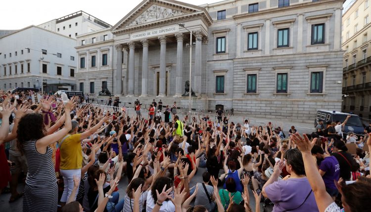 Varios miles de personas, en su mayoría mujeres, se concentran esta tarde en Madrid para mostrar su indignación por la decisión de la Audiencia de Navarra.