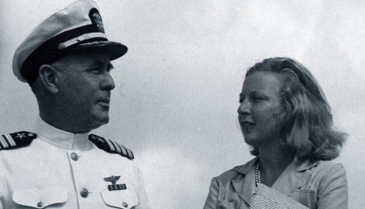 La periodista Martha Gellhorn junto al capitán Virgil C. Griffin.