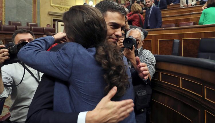 El secretario general del PSOE Pedro Sánchez, saluda al líder de Podemos Pablo Iglesias, en el hemiciclo del Congreso tras el debate de la moción de censura presentada por su partido.