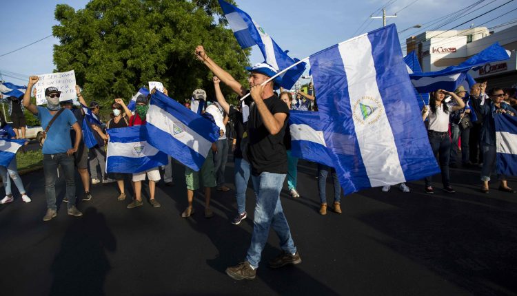 Decenas de personas participan en plantón este lunes de junio durante la conmemoración al inicio de las protestas en Nicaragua, que hasta el día de hoy cumplen dos meses con al menos 180 muertos en el día numero 62 de protestas en contra del gobierno de Daniel Ortega, en Managua (Nicaragua).