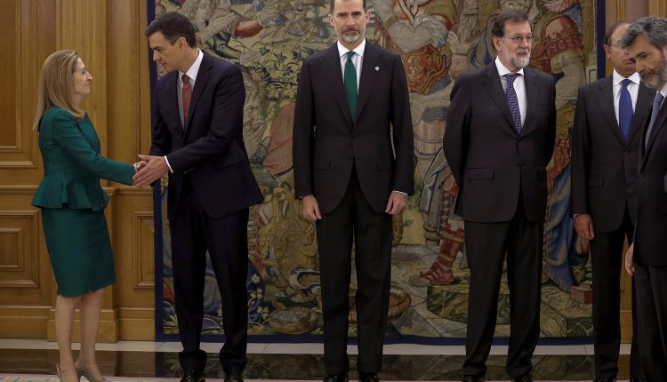 El nuevo presidente del Gobierno de España promete su cargo ante el rey