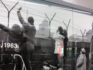 El muro no sólo dividió la ciudad, también separó a las familias, a los amantes, a los amigos.../ Foto J.M.