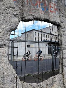 El muro, ese testigo inquietante en la vida cotidiana de Berlín./ Foto J.M.
