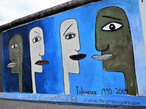 Mural dedicado a la tlerancia en el East Side Gallery./ Foto J.M.