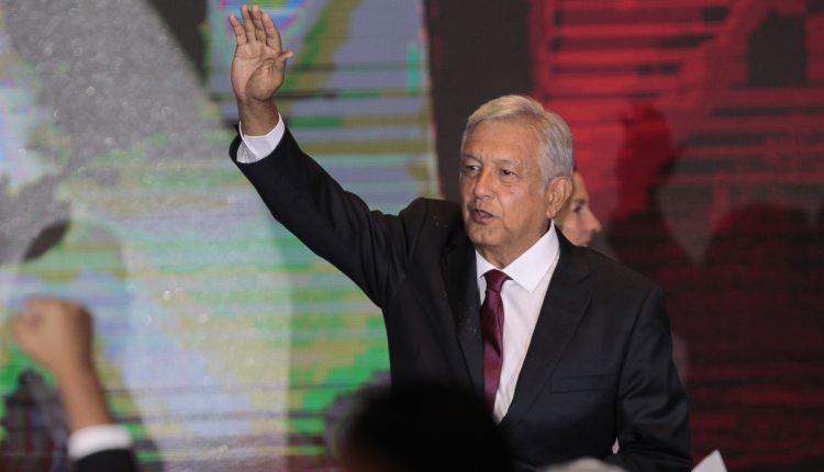 El líder izquierdista Andrés Manuel López Obrador, de Movimiento Regeneración Nacional (Morena), saluda a sus seguidores este domingo 1 de julio de 2018, en el Hotel Hilton, situado en el centro histórico de Ciudad de México (México).