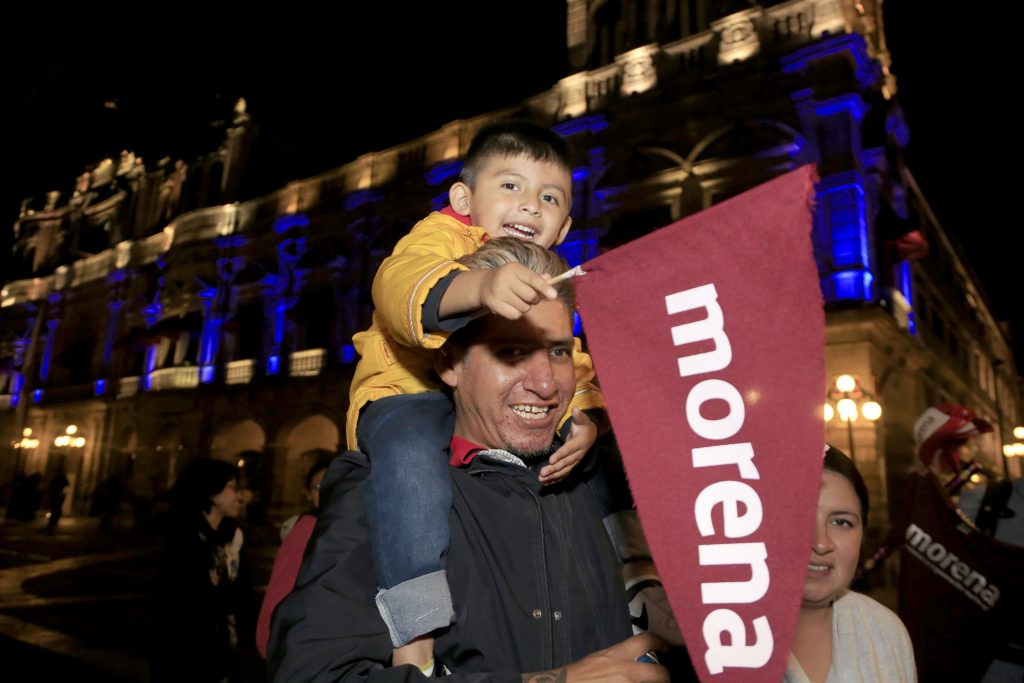 Simpatizantes del candidato izquierdista Andrés Manuel López Obrador celebran su victoria en las elecciones a la Presidencia de México en Puebla.