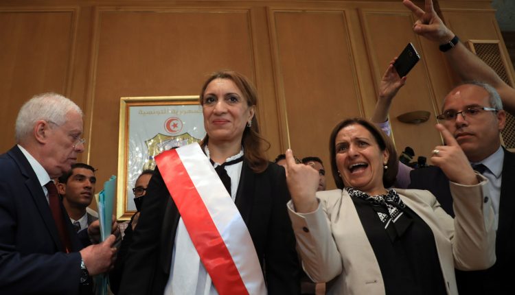 La candidata del partido Ennahda, Souad Abderrahim (2i), tras ser elegida alcaldesa de Túnez después de la reunión del Consejo Municipal de Túnez, que se celebró para elegir al nuevo alcalde de Túnez, en Túnez (Túnez).