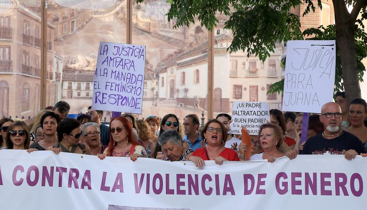 Más de un centenar de personas se concentraron este vienes en Macarena (Granada) para apoyar a Juana Rivas, vecina de esta localidad.