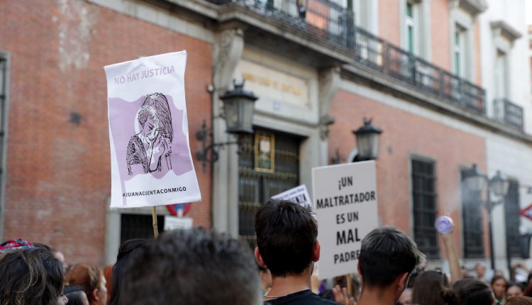 Vista de la concentración convocada por asociaciones feministas el viernes en Madrid, para mostrar su apoyo a Juana Rivas y protestar contra la sentencia que la condena a cinco años de cárcel y seis sin la patria potestad.