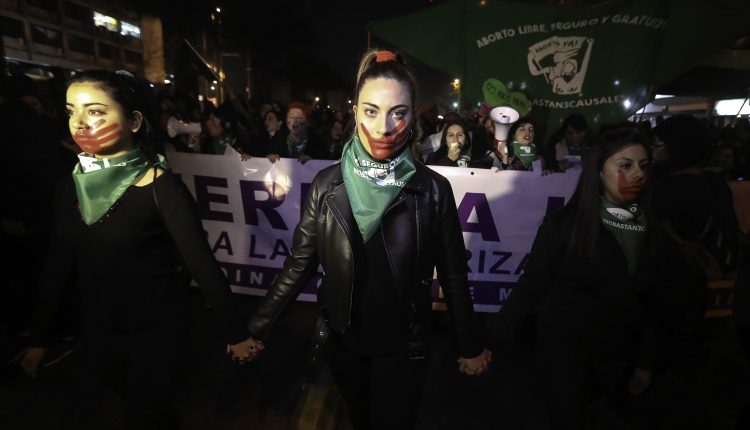 Miles de mujeres marcharon el miércoles sta noche por la Alameda Bernardo O'Higgins, la principal arteria de la capital chilena, en favor del aborto "libre, seguro y gratuito".