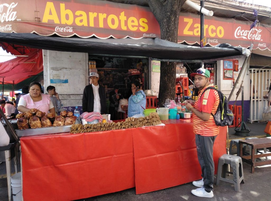 Un puesto callejero de comida en Iztapalapa