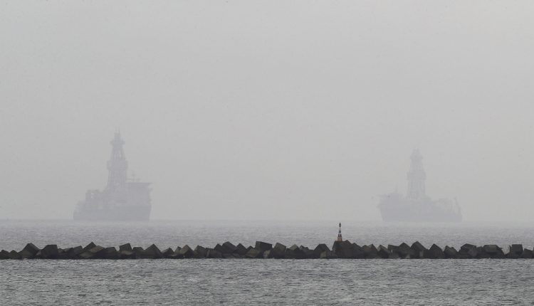 Dos plataformas petrolíferas en la bahía de Las Palmas de Gran Canaria que apenas se vislumbran como consecuencia de una mezcla de nubosidad, bruma y calima (arena del desierto del Sáhara en suspensión) que cubre la capital grancanaria.