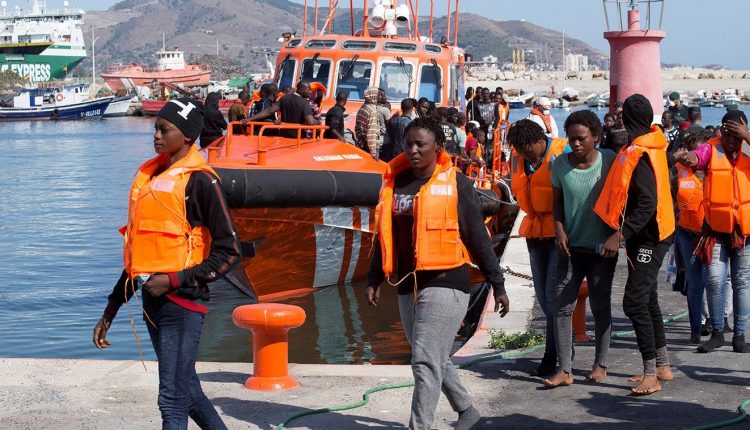 Llegada al puerto de Motril de los 60 inmigrantes, entre ellos 19 mujeres y 4 niños que han sido rescatados por Salvamento Marítimo cuando viajaban en una patera a 18 millas náuticas al noroeste de Alborán.