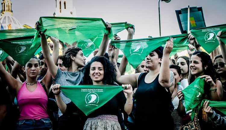 Pañuelazo para acompañar la presentación del Proyecto de Ley de la Campaña Nacional por el Derecho al Aborto Legal, Seguro y Gratuito en el Congreso de la Nación el pasado 6 de marzo de 2018 en Paraná, Argentina.