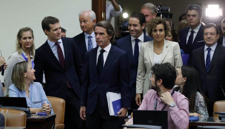 El expresidente del Gobierno José María Aznar ,c, acompañado por el presidente del PP, Pablo Casado, iz, y la portavoz del Grupo Parlamentario Popular, Dolors Montserrat,d., entre otros, poco antes de su comparecencia ante la comisión de investigación sobre la presunta financiación ilegal del Partido Popular.