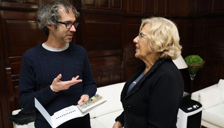 El pianista y escritor James Rhodes, activista contra los abusos y agresiones sexuales, en un encuentro que sostuvo con la alcaldesa de Madrid, Manuela Carmena, el año pasado.