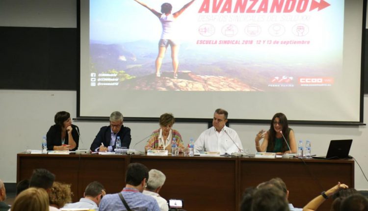 Mesa de partidos en la Escuela Sindical de CCOO. horario comercial