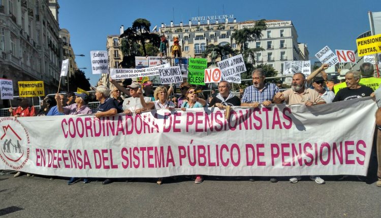 Pancarta de la Coordinadora Estatal en Defensa del Sistema público de Pensiones en la concentración frente al Congreso del miércoles.