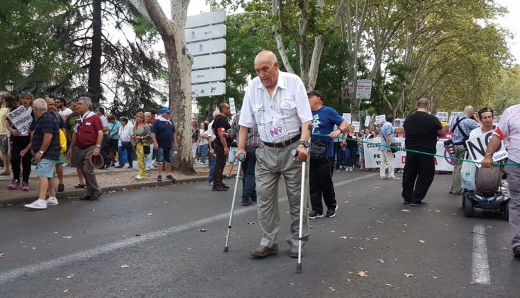 Un manifestante camina con muletas en la marcha de los pensionistas de este sábado en Madrid.