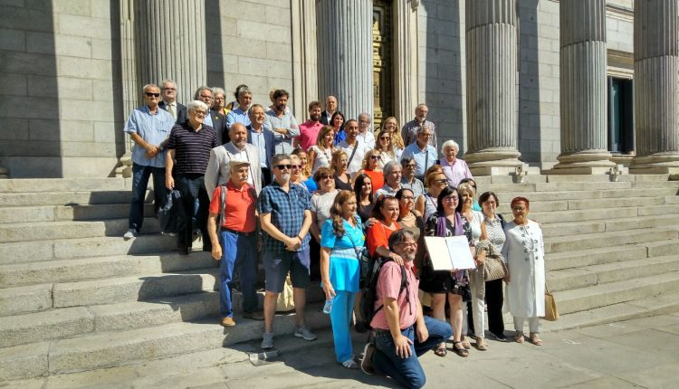 Asociaciones de bebés robados y miembros de CeAQUA en el Congreso de los Diputados hoy, el día que se ha registrado la Proposición de Ley.