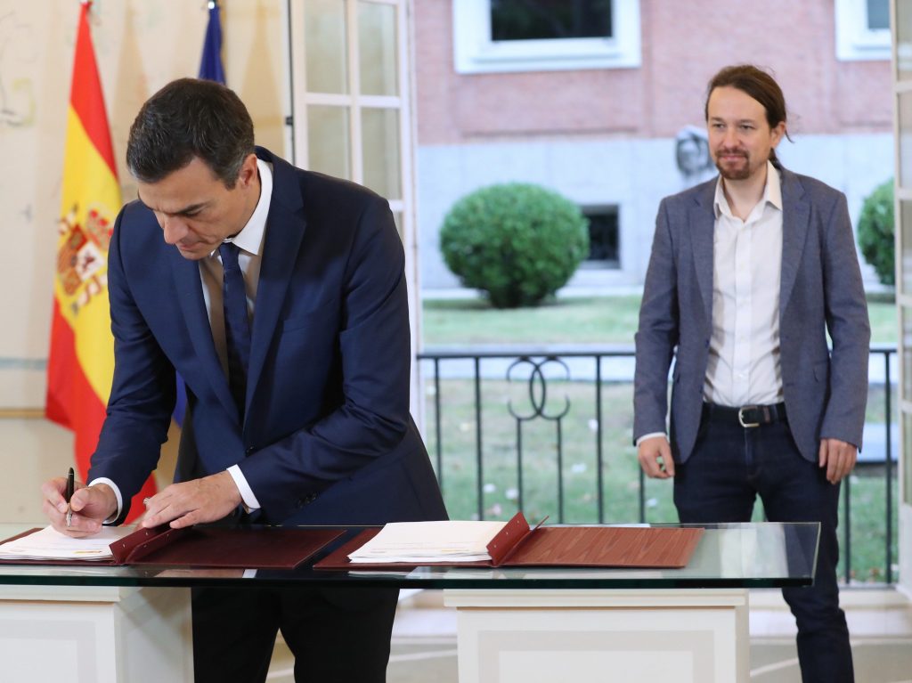 El presidente del Gobierno, Pedro Sánchez y el secretario general de Podemos, Pablo Iglesias, durante la firma hoy en el Palacio de la Moncloa del acuerdo sobre el proyecto de ley de presupuestos para 2019. acuerdo presupuestario