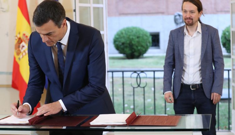 El presidente del Gobierno, Pedro Sánchez y el secretario general de Podemos, Pablo Iglesias, durante la firma hoy en el Palacio de la Moncloa del acuerdo sobre el proyecto de ley de presupuestos para 2019. acuerdo presupuestario