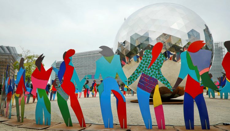 "Universo de luz", obra del artista murciano Cristóbal Gabarrón instalada en la plaza de Schuman frente a las sedes de la Comisión Europea y del Consejo europeo y muy cerca de la oficina de la ONU en Bruselas, pretende conmemorar el Día de las Naciones Unidas y el 70º aniversario de la Declaración de los Derechos Humanos Europa