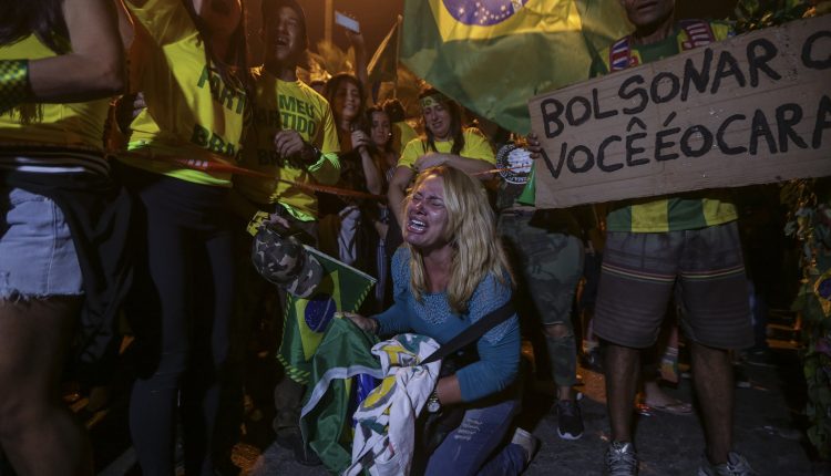 Simpatizantes del candidato a la presidencia de Brasil Jair Bolsonaro celebran su victoria el domingo 28 de octubre de 2018.