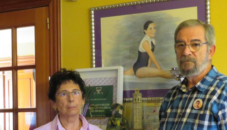 Lucila y Félix junto a un retrato de Rocío, trofeos y tres premios a la Libertad de Expresión de la Asociación Cardona Vives, de la Delegación del Gobierno en Valencia a la asociación más comprometida de la Comunidad Valenciana en la lucha contra la violencia de género en 2015 y uno de Onda Cero a Los Valores Humanos en 2018./Cedida