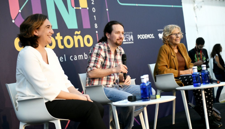 La alcaldesa de Barcelona, Ada Colau: el secretario general de Podemos, Pablo Iglesias; y la alcaldesa de Madrid, Manuela Carmena, en la Universidad de Otoño de Podemos./