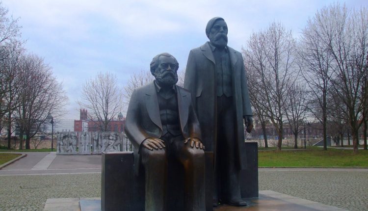 Estatua de Marx y Engels en Berlín (Alemania)./