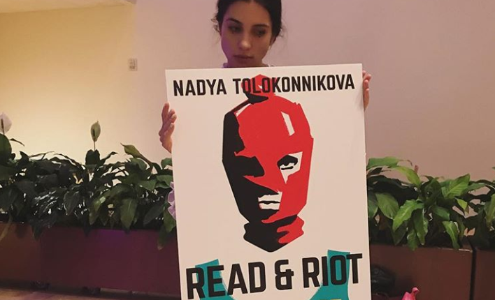 Nadya Tolokónnikova (Pussy Riot) sosteniendo un cartel con la portada de su nuevo libro.