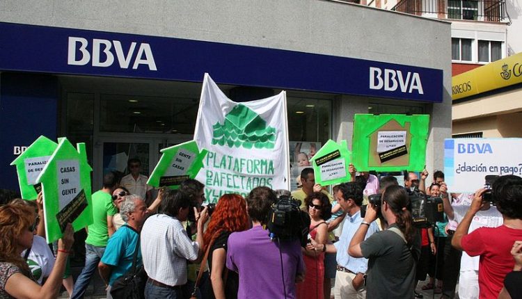 Acción de protesta ante una sucursal del BBVA en Málaga por la dación en pago de una familia en 2012.
