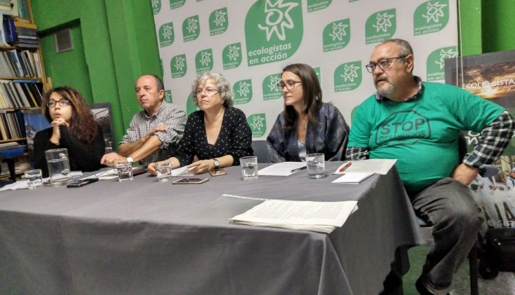 De izquierda a derecha, Diana Peinado (No+Precariedad), Leopoldo Pelayo (Coordinadora de Pensionistas), Cuca Hernández (ATTAC España), María Botella (Ecologistas en Acción) y Paco Morote (PAH) en la presentación de la movilización del próximo 24 y 27 de octubre hoy miércoles en la sede de Ecologistas en Acción (Madrid).