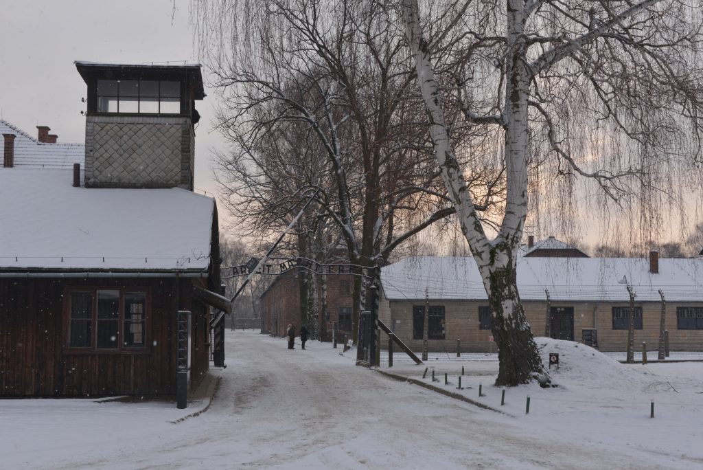 Puerta de acceso a Auschwitz I - Foto por Pawel Sawicki © Auschwitz-Birkenau State Museum - Musealia