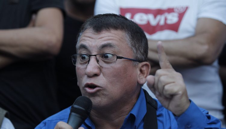 El periodista hondureño Bartolo Fuentes, señalado como uno de los promotores de la caravana migrante durante una rueda de prensa en Ciudad de México (México).