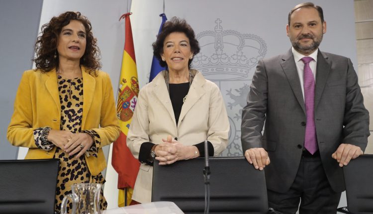 La ministra de Hacienda, Maria Jesus Montero; la portavoz del Gobierno, Isabel Celaá; y el ministro de Fomento, José Luis Ábalos, durante la rueda de prensa posterior al Consejo de Ministros, celebrada hoy en el Palacio de La Moncloa.