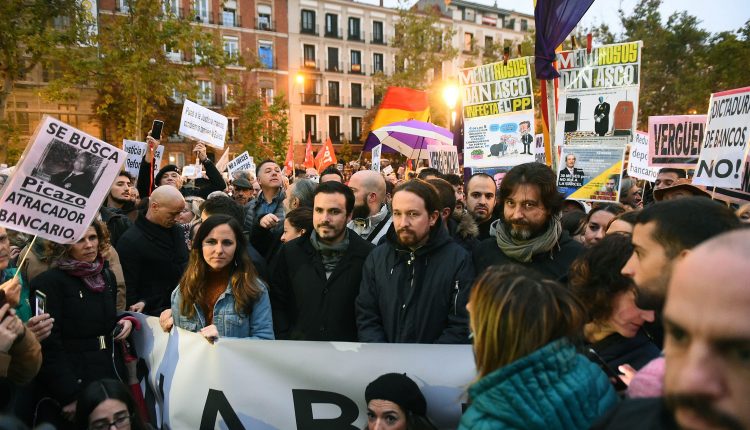 El secretario general de Podemos, Pablo Iglesias, el coordinador general de Izquierda Unidad, Alberto Garzón, la portavoz adjunta de Unidos Podemos en el Congreso, Ione Belarra, y el diputado y secretario de Sociedad Civil y Movimiento Popular de Podemos, Rafa Mayoral en la concentración hoy de cientos de personas ante la sede del Tribunal Supremo en Madrid para protestar contra la sentencia que establece que los hipotecados paguen el impuesto de actos jurídicos documentados.