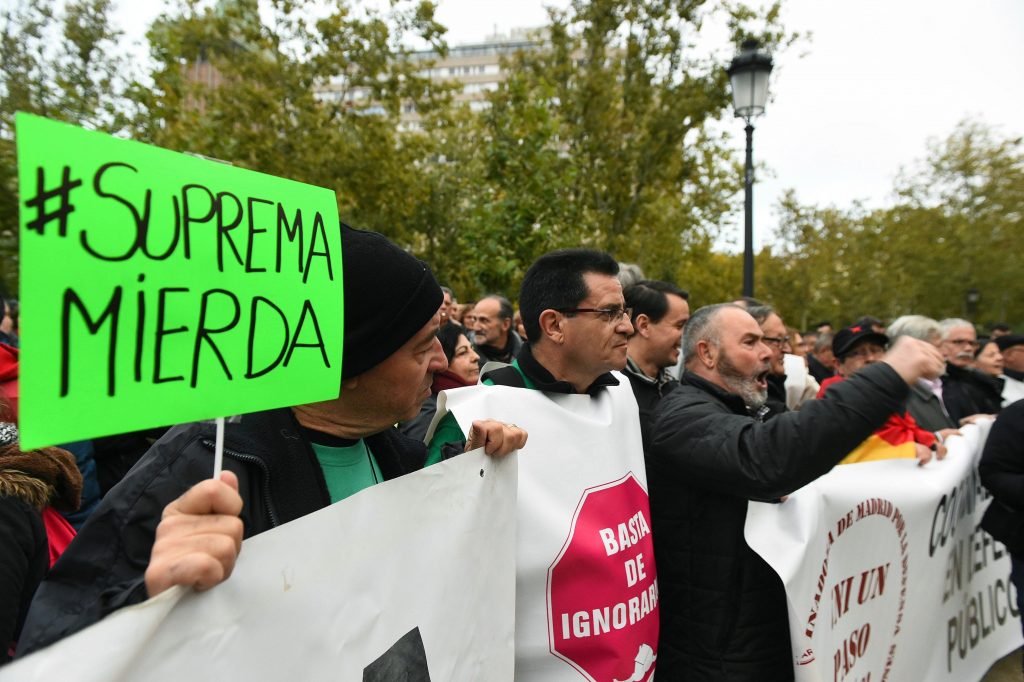 Unas 2.000 personas se han concentrado hoy ante la sede del Tribunal Supremo en Madrid para protestar contra la sentencia que establece que los hipotecados paguen el impuesto de actos jurídicos documentados, una decisión contra la que se han celebrado actos en otras muchas ciudades de España.